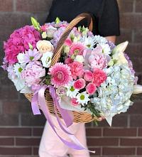Цветочная композиция из Розы, Хризантемы, Пионы и Лизиантусы в корзине в Никольское