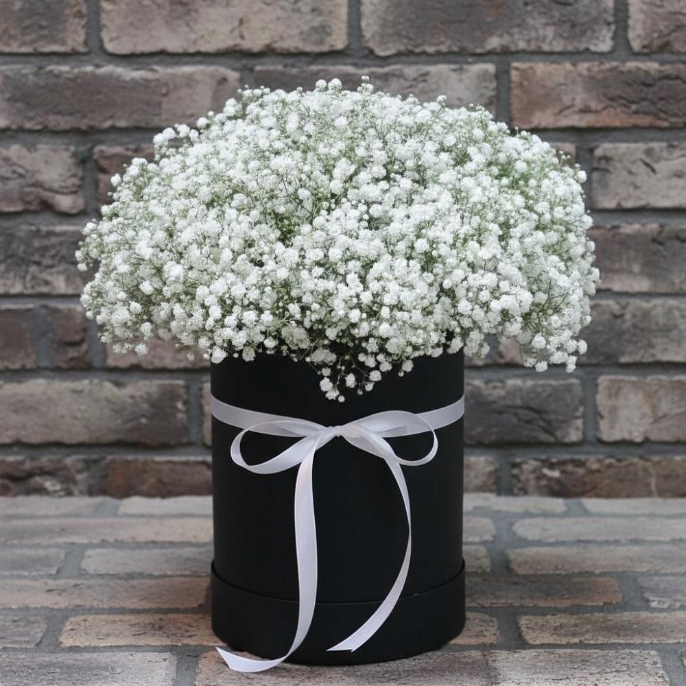 Цветочная композиция из Гипсофила в шляпной коробке в Никольское