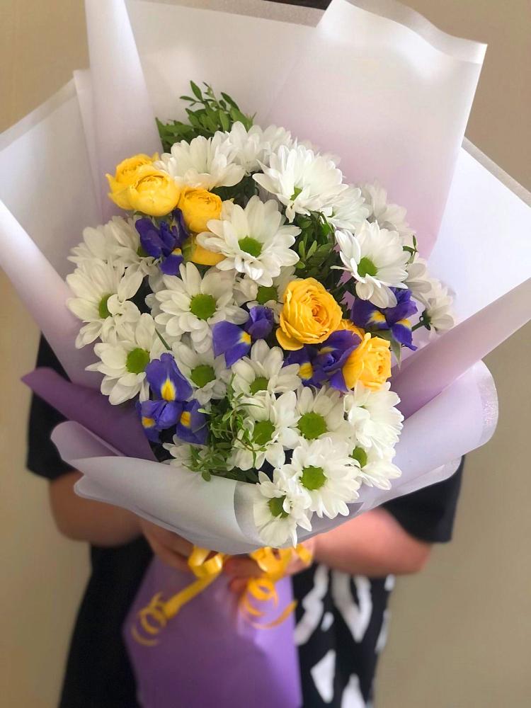 Букет цветов из: Ирисы, Хризантемы и Розы в Никольское