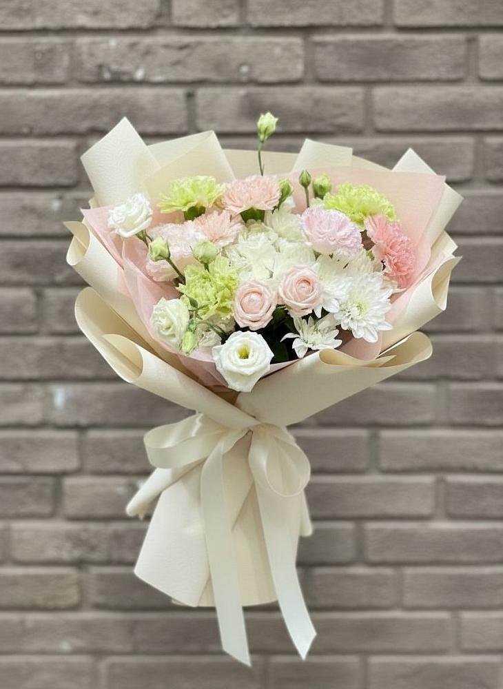 Букет цветов из: Гвоздики, Розы, Лизиантусы и Хризантемы в Никольское