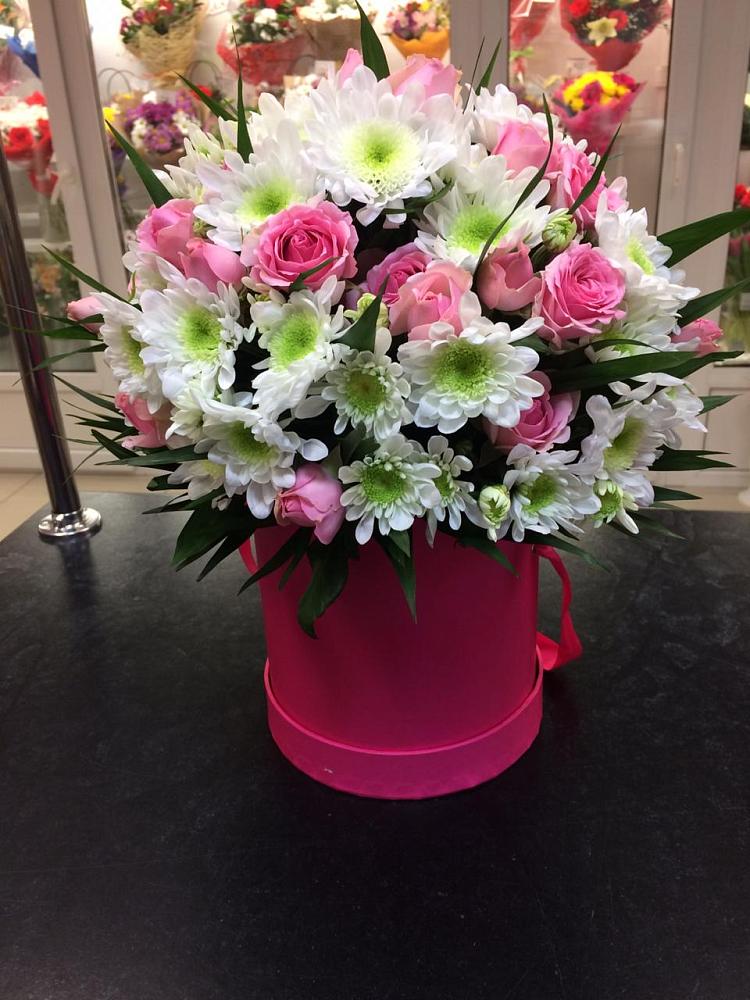 Цветочная композиция из Розы и Хризантемы в шляпной коробке в Никольское